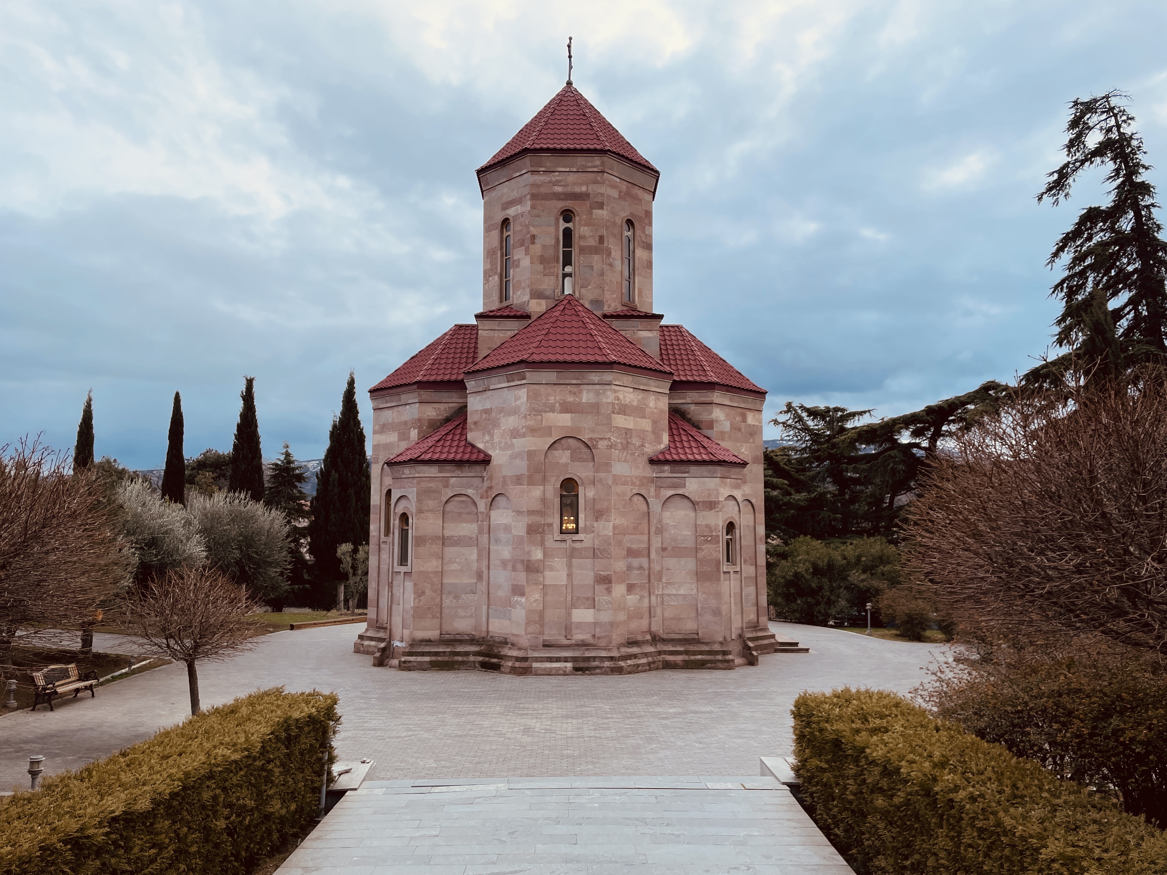 გრანდიოზული ინტერიერი მდიდარი ფრესკებითა და ხატწერით